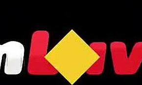 Bruneta milf zvádza divokým análom a squirtingom v parnej spálni