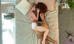 έι, δες την κουκλάρα ξανθιά Chloe Cherry να τρελαίνεται με τα δάχτυλά της