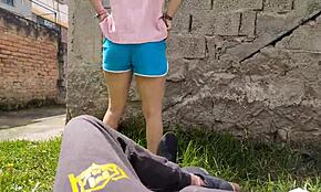 Igrajuća mala tinejdžerka sisa moj kurac dok ne svršim jako