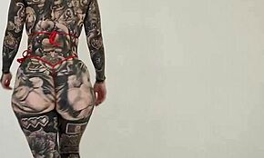 Melody Radford essaie bikini micro transparent, montre chatte mouillée et gros cul en solo