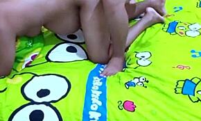 Cumnatul meu nu rezistă să mă fute tare. E o senzație indoneziană homemade!