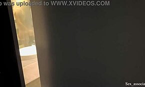 Stepmom tangkap aku mengintip di bilik hotel bersama, apa sekarang?