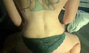 Ładna blada wytatuowana opiekunka do dzieci dostaje cipkę wyruchaną przez dużego kutasa w odwróconej kowbojce!