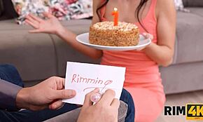 بنت صغيرة البزاز تسأل، تعجبك هدية الريمينغ لعيد زواجنا؟