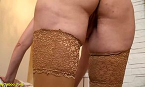 Krivuljasta babica prvič masturbira, me šokira in navdušuje