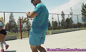 ワイルドパーティーで本物のティーンがザーメンかけられるの見た