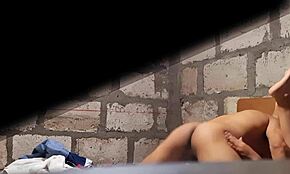 Venezuelanska läraren Nataly märker inte att hon blir filmad gömd