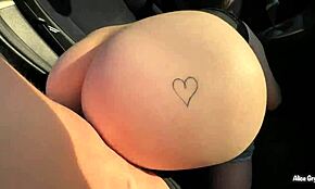 Dočerta! Rizikové auto sex s zkurvenou mladou ženou, ktorá nahlas sténá v POV