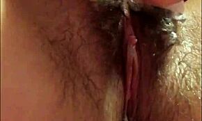 Την έφηβη κοπέλα ξυρίζω την υπερτριχωτή πούτσα και τον σφιχτό κώλο πριν την τρελή αναλ δράση