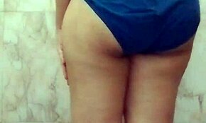 哇，辣妹印度女孩在蒸汽浴室自慰故事！