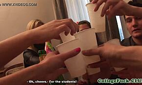 Najstnice zabavajo v divji skupinski striptease prireditvi