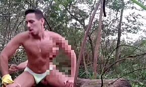 ให้ก้นกับชายสองคนในรถไฟฟ้าใต้ดิน