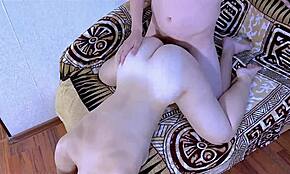 Şişman gelin kocasının yokluğunda komşuyla koltukta aldatıyor