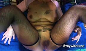 Jeg fanger min kone i at filme for fans, så knepper jeg hende hårdt efter hendes fantastiske blowjob.