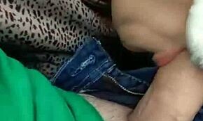 ดูดควยกลางแจ้งจบด้วยน้ำเงี่ยนในปากบนถนน