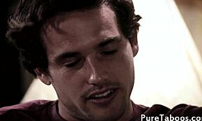 Krągła laska nachylona na gorącą sesję na kanapie