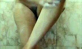 Vay! Büyük memeli kız arkadaşım banyoda dar amını parmaklıyor. Hintçe konuşma daha ateşli yapıyor, kaçırma!