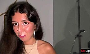 Azgın Kız Gece Kulübü Tuvaletinde Sikiliyor! Çok Yabani! 😈