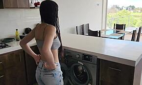 Pralni stroj se je zataknil, pomagam ji prati z seks telesom