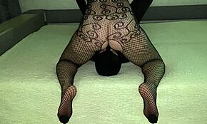 야한 큰 엉덩이 여주인이 노예를 강한 페미돔 얼굴 앉기로 지배하며 밀프 오르가즘