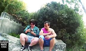 Foda pública ao ar livre na vala, ignorando tudo pra socar a buceta gorda