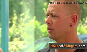 Amator swing schimbă iubita fierbinte la petrecerea orgiei sălbatice