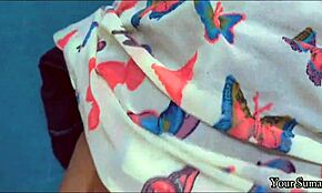 ¡Guau, madrastra follada duro mientras chatea con papá! 😱