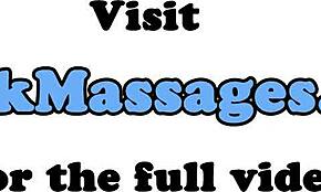 فتاة تُلعق قدمها تمتص بمهارة أثناء جلسة تدليك سرية