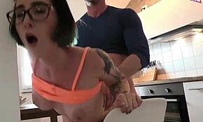 Copine allemande en train de tromper baise un mec derrière son copain