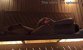 Täydellisen vartalon tyttö tyydyttää itseään saunassa vaaleanpunaisella dildolla, suihkuttaen villisti.