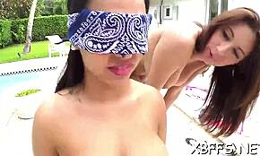 Kille knullar massor av våta fitta i vild naken teen action