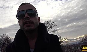 Jenifer Red šuká cizince za prachy ve divokém venkovním akci.