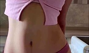 Jolie fille chevauche gode anal dur ! Maiskii devient folle sur cam !