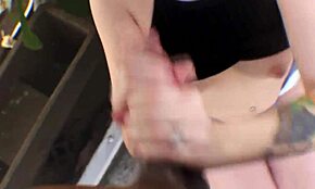 วัยรุ่นอายุ 18 ขาใหญ่เอรี่ส แอคเคอร์มานรีดควยดำใหญ่ข้างสระน้ำเพื่อน้ำเงี่ยนผสมพันธุ์บนหน้าอกใหญ่แข็งที่มีหัวนมสีชมพู