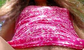 Fick und piss auf mein Bike mit weit geöffneter Fotze im Wald. Brünette Asiatin-Bikerin kriegt's doggy!