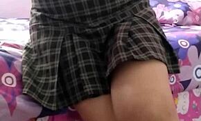 Treniral sem svojo šolarko, da mi naredi ročno, kadar ukradem njene umazane hlačke. Ona ve, da je čas za ročno in molči!