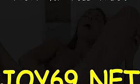 18歳ティーンがタイトなマンコを玩具で弄んで狂ったオーガズム