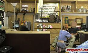 هذه الشابة الحمراء الصغيرة 18+ ذات الثديين الصغيرين تم ضربها بقوة من قبل رجل الرهن في العمل.