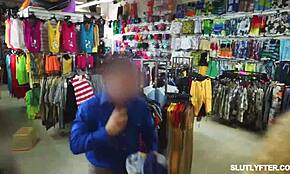 Blonda tânără Demi Hawks prinsă de ofițer pe camera de securitate la muncă