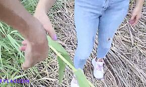 Kyla Suzin da una mamada al vapor al aire libre para recordar