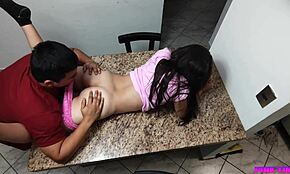 לינדה צ'יקה בת 18 הופכת לקינוח לאבא חורג שלה. הוא בולע אותה