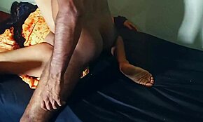 हॉट देसी भाभी साड़ी में तीव्र एनल के दौरान चिल्लाती है। विश्वास नहीं होता ये हुआ!