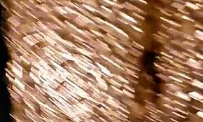 Trag cu ochiul prin fereastra băii vecinilor sexy pentru acțiune ascunsă