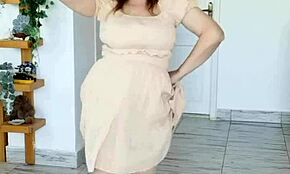 Óh wow, nézd ezt a nagy cicis Mariaoldot vetkőzni és lovagolni a dildón cowgirlként!