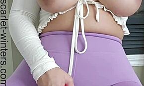 Insegnante Arrapata Si Masturba con Vibratore Rosa in JOI Caldo