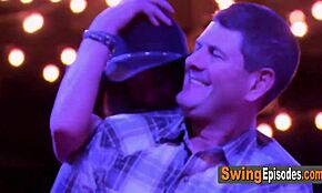 Meztelen swingerpárok imádják a vad szabadtéri bulikat sok softcore szexszel