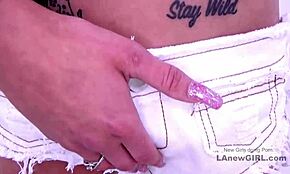 Nieuwe hete dunne blonde zuigt grote pik bij auditie. Sensuele blowjob tijd.