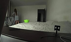 Soție sedusă de prieten de familie în timp ce soțul lucrează