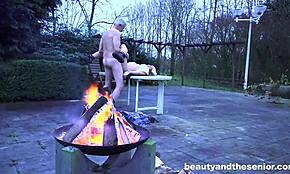 Mladá králík vyměňuje sex se starým mužem za jídlo