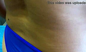 Patrzę na tę słodką milf w pięknej bieliźnie, jej mokra cipka i duży tyłek sprawiają, że dochodzę